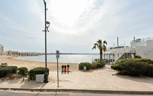 Trilocale in vendita a Porto Cesareo, 2 bagni a 50 m dal mare